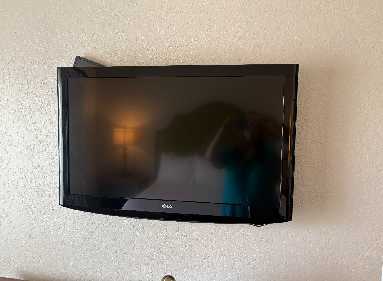 Wall-mounted TVs with mounts from Reunion Resort Kissimmee FL hotel liquidation package