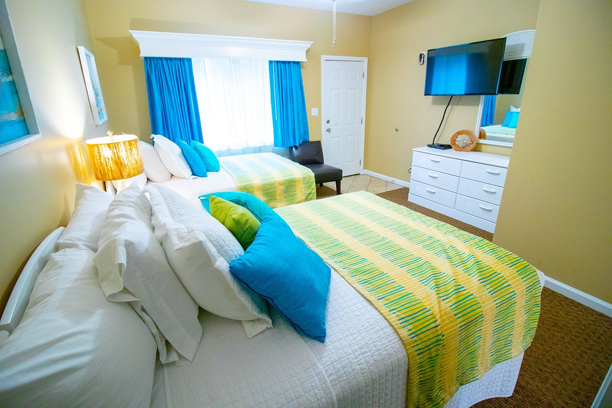 Southern Hospitality Liquidation removing furniture from Grand Palms