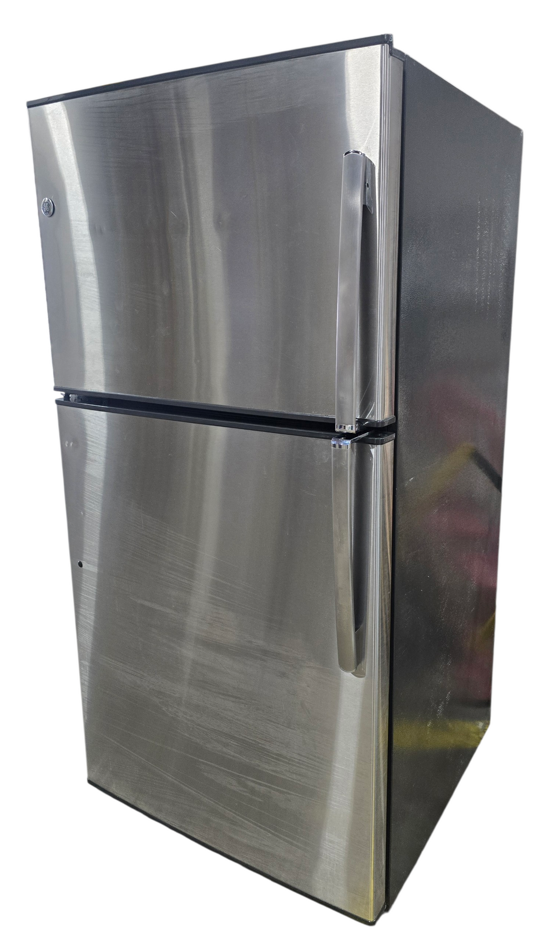 2015 GE ENERGY STAR 21.1 cubic foot top freezer refrigerator, gently used and in very good condition