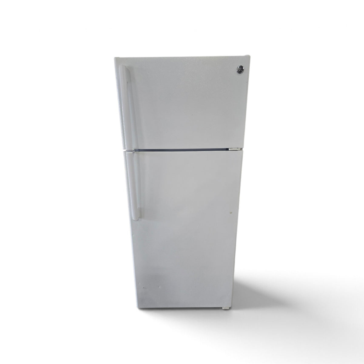 Used GE 17.5 cu ft top-freezer refrigerator front view SHL